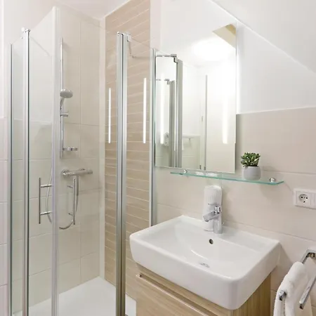 Lovely Studio In With Kitchenette *